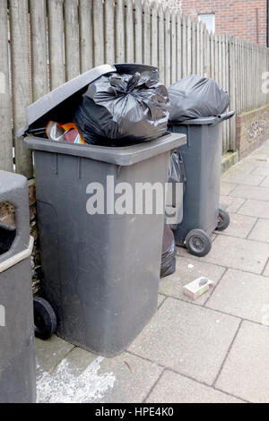 Wheelie Kästen links in einer Straße in Winchester, Hampshire Stockfoto