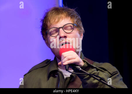 Ed Sheeran probt im neuen Broadcasting House, London, vor seinem Radio 1 live-Session für Clara Amfo. Stockfoto