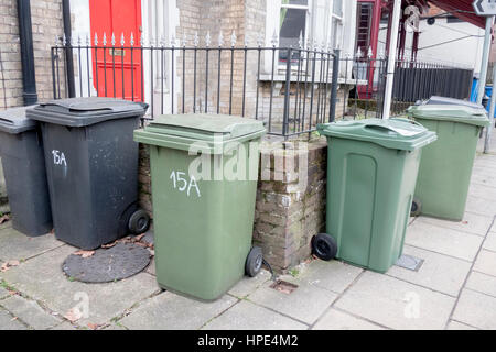 Wheelie Kästen links in einer Straße in Winchester, Hampshire Stockfoto