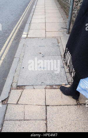 Pflasterdecke Straße in Winchester eine mögliche Stolperfalle angehoben Stockfoto