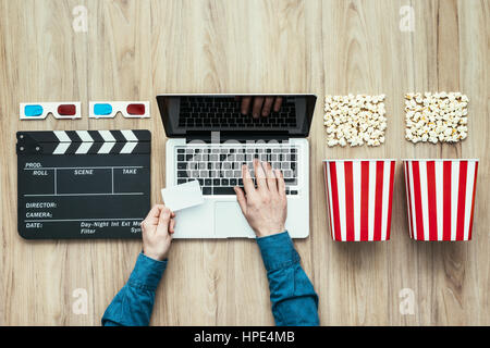 Menschen Sie, die ein Ticket und ein Film-streaming online, mit Popcorn, 3D-Brille und Schindeln, Filme und Kino-Konzept Stockfoto