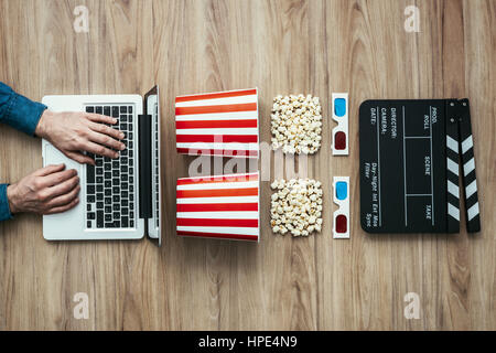 Mann einen Film-streaming online, mit Popcorn, 3D-Brille und Schindeln, Kino und Entertainment-Konzept, flach zu legen Stockfoto