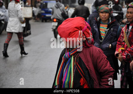 SA PA, VIETNAM - 22. Februar 2013: Unbekannte Frau aus der Gruppe der roten Dao Minderheit mit einem Turban. Red Dao Minderheit sind die 9. größte ethnische grou Stockfoto