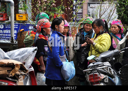 SAPA, VIETNAM - 22. Februar 2013: Hmong Frauen Markt von Bac Ha in Nordvietnam. Bac Ha ist Bergvolk Markt Menschen kommen Handel für waren, die ich Stockfoto