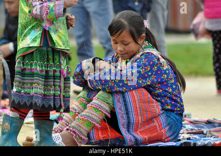 SAPA, VIETNAM - 22. Februar 2013: Hmong Frauen Markt von Bac Ha in Nordvietnam. Bac Ha ist Bergvolk Markt Menschen kommen Handel für waren, die ich Stockfoto