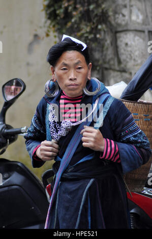 SAPA, VIETNAM - 22. Februar 2013: Hmong Frauen Markt von Bac Ha in Nordvietnam. Bac Ha ist Bergvolk Markt Menschen kommen Handel für waren, die ich Stockfoto