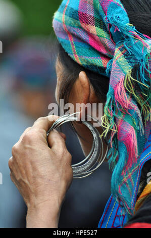 SAPA, VIETNAM - 22. Februar 2013: Hmong Frauen Markt von Bac Ha in Nordvietnam. Bac Ha ist Bergvolk Markt Menschen kommen Handel für waren, die ich Stockfoto