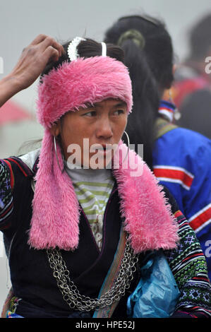 SAPA, VIETNAM - 22. Februar 2013: Hmong Frauen Markt von Bac Ha in Nordvietnam. Bac Ha ist Bergvolk Markt Menschen kommen Handel für waren, die ich Stockfoto