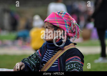 SAPA, VIETNAM - 22. Februar 2013: Hmong Frauen Markt von Bac Ha in Nordvietnam. Bac Ha ist Bergvolk Markt Menschen kommen Handel für waren, die ich Stockfoto