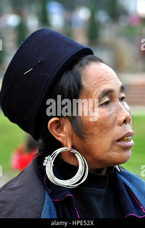 SAPA, VIETNAM - 22. Februar 2013: Hmong Frauen Markt von Bac Ha in Nordvietnam. Bac Ha ist Bergvolk Markt Menschen kommen Handel für waren, die ich Stockfoto