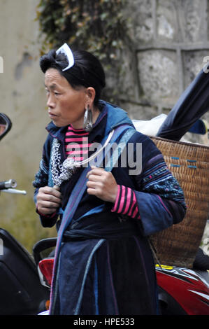 SAPA, VIETNAM - 22. Februar 2013: Hmong Frauen Markt von Bac Ha in Nordvietnam. Bac Ha ist Bergvolk Markt Menschen kommen Handel für waren, die ich Stockfoto