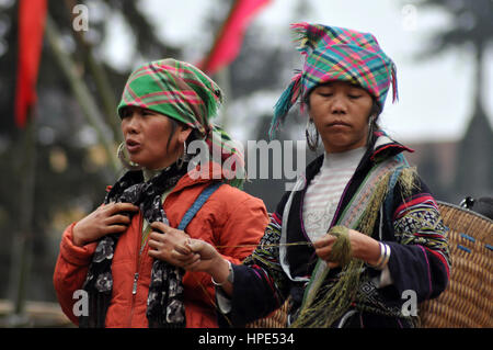 SAPA, VIETNAM - 22. Februar 2013: Hmong Frauen Markt von Bac Ha in Nordvietnam. Bac Ha ist Bergvolk Markt Menschen kommen Handel für waren, die ich Stockfoto