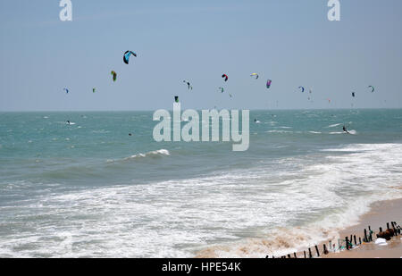 MUI NE, VIETNAM - 5. März 2013: Kite-Surfer Kitesurfen auf dem Meer gegen starken Wind in das Südchinesische Meer, Vietnam Stockfoto