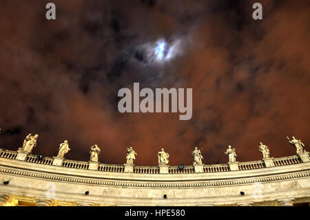 Bernini Statuen der Heiligen in der Nacht in Piazza San Pietro, Vatican Stockfoto