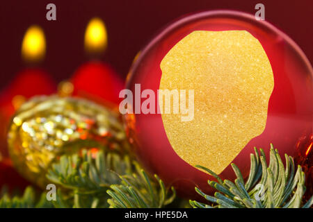 Eine glänzende rote Christbaumkugel mit der goldenen Form von Sierra Leone. (Serie) Stockfoto