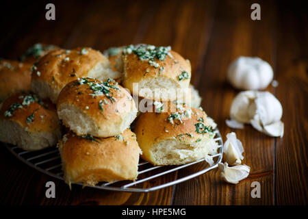 üppige hausgemachten Brötchen mit Knoblauch und Dill auf Holztisch Stockfoto