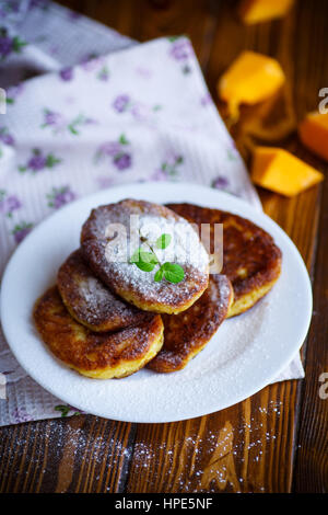 Süßer Kürbis Pfannkuchen auf einem dunklen Holztisch Stockfoto