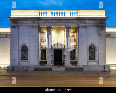 Ferens Art Gallery in der Abenddämmerung im Queen Victoria Square Rumpf Yorkshire England Stockfoto