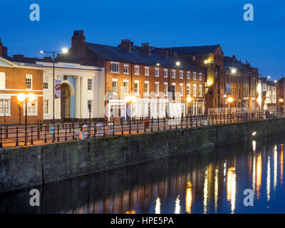 Princes Dock Street in der Abenddämmerung im Rumpf Yorkshire England Stockfoto