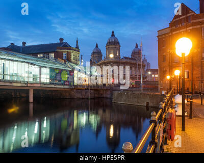 Blick Richtung Maritime Museum vom Fürsten Quay in der Abenddämmerung in Hull Yorkshire England Stockfoto