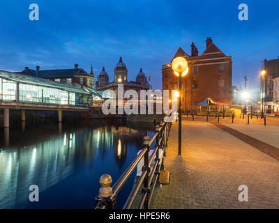 Blick Richtung Maritime Museum vom Fürsten Quay in der Abenddämmerung in Hull Yorkshire England Stockfoto