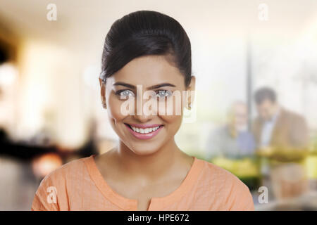 Porträt einer lächelnden jungen Frau im Büro Stockfoto