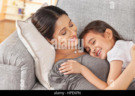 Mutter und Tochter auf dem Sofa schlafen Stockfoto