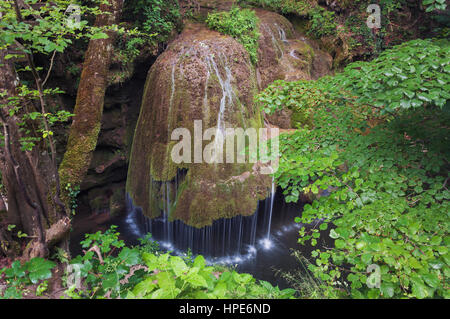 Wasserfall Bigar im Sommer befindet sich an der Kreuzung mit dem parallel 45. Eines der schönsten Wasserfall in der Welt Stockfoto