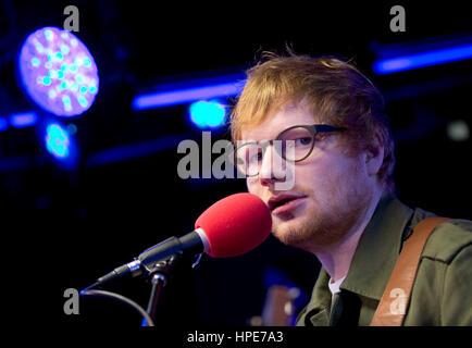 PABEST Ed Sheeran probt im neuen Broadcasting House, London, vor seinem Radio 1 live-Session für Clara Amfo. Stockfoto