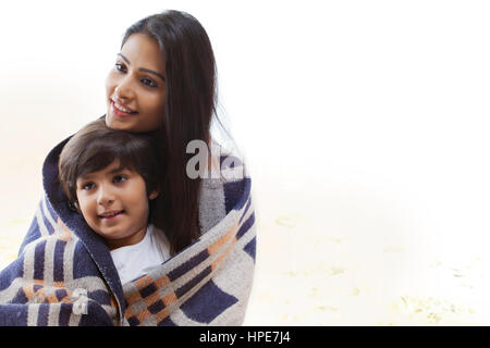 Mutter und Sohn in eine Decke gehüllt Stockfoto