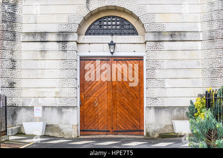 Eingang in das alte Gefängnis, heute Teil von Christ Church University, Canterbury, England. Stockfoto