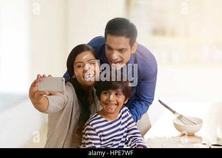 Familie nehmen Selfie während des Backens in Küche Stockfoto