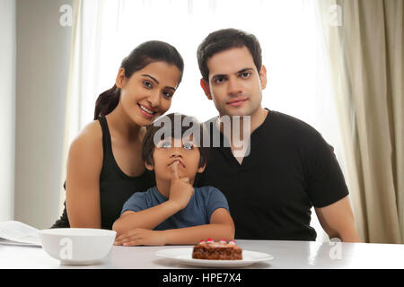 Paar und seinem kleinen Sohn mit Geburtstagstorte Stockfoto