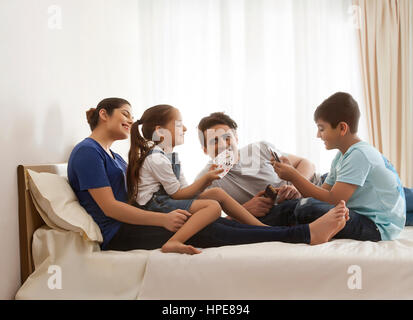 Familie Spielkarten auf Bett Stockfoto