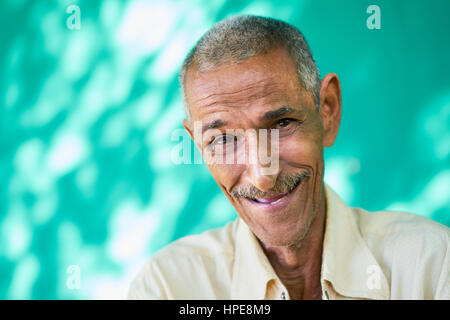 Echte kubanische älterer Menschen und Gefühle, Porträt von glücklich alt hispanic Mann mit Schnurrbart aus Havanna, Kuba Blick in die Kamera, lachen und Lächeln Stockfoto