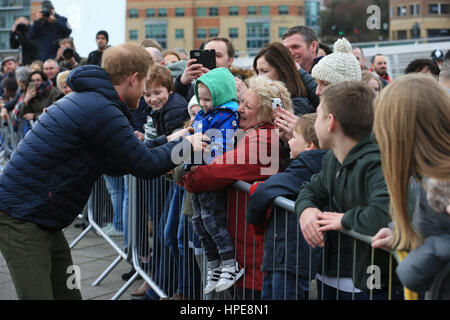 Prinz Harry trifft Fans wie Marathonläufer für den London-Marathon für psychische Gesundheit Nächstenliebe Köpfe gemeinsam am Kai in Gateshead trainieren. Stockfoto