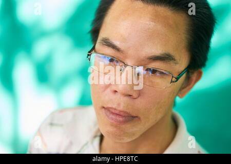 Echte kubanische Volk mit Emotionen und Gefühlen, Porträt von traurigen jungen asiatischen-Latino Mann mit Brille aus Havanna, Kuba Blick in die Kamera. Multiethnische pro Stockfoto