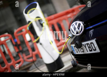 Ein VW Golf-Elektro-Auto auf einer Straße in London aufgeladen wird. Stockfoto