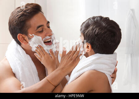 Vater und Sohn als Superhelden Stockfoto