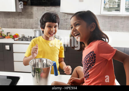 Bruder und Schwester gemeinsam Spaß zu haben, in Küche Stockfoto
