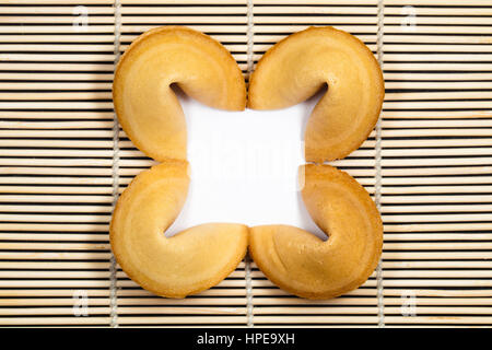 Chinesische Glückskekse mit leere Papierstreifen. Stockfoto