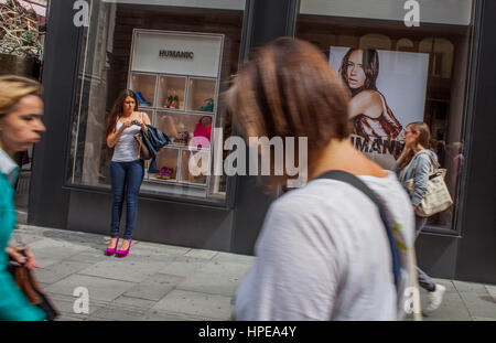 Straßenszene in Karntnerstrasse (Einkaufsstraße), Wien, Österreich, Europa Stockfoto