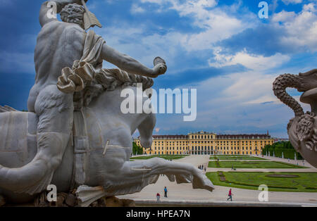 Schloss Schönbrunn und die Gärten von Neptun-Brunnen, Wien, Österreich, Europa Stockfoto
