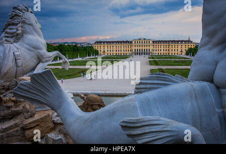 Schloss Schönbrunn und die Gärten von Neptun-Brunnen, Wien, Österreich, Europa Stockfoto