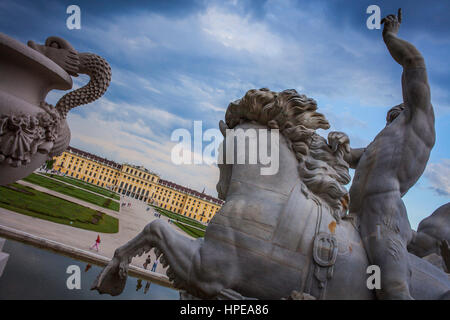 Schloss Schönbrunn und die Gärten von Neptun-Brunnen, Wien, Österreich, Europa Stockfoto