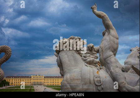 Schloss Schönbrunn und die Gärten von Neptun-Brunnen, Wien, Österreich, Europa Stockfoto