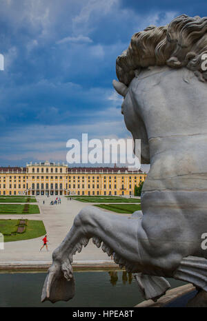 Schloss Schönbrunn und die Gärten von Neptun-Brunnen, Wien, Österreich, Europa Stockfoto