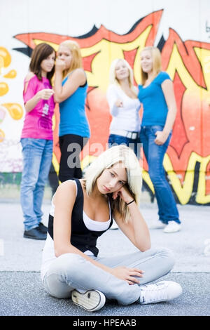 Model Release, Jugendliches Maedchen Wird von Gleichaltrigen Gemobbt - Teenager mobbing Stockfoto