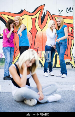 Model Release, Jugendliches Maedchen Wird von Gleichaltrigen Gemobbt - Teenager mobbing Stockfoto