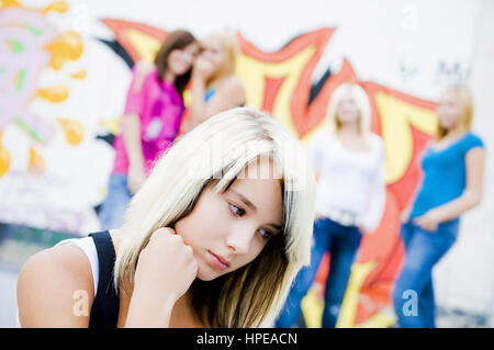 Model Release, Jugendliches Maedchen Wird von Gleichaltrigen Gemobbt - Teenager mobbing Stockfoto